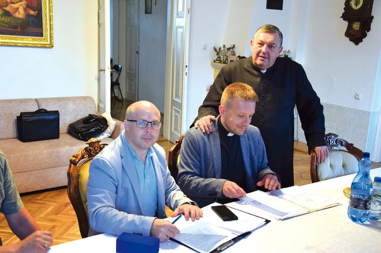 Odbiór prac z udziałem ks. S. Sławińskiego, proboszcza Ciepielowa.