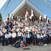 Harcerze przed radomskim kościołem MB Królowej Świata.