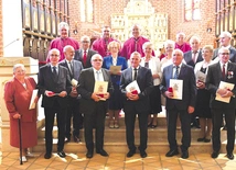 Odznaczenie „Zasłużony dla Diecezji Zielonogórsko-Gorzowskiej” zostało ustanowione przez bp. Adama Dyczkowskiego. Kandydatów – świeckich katolików wyróżniających się szczególnie aktywnym zaangażowaniem w życie Kościoła – przedstawiają parafie, dekanaty i instytucje diecezjalne. Osoby uhonorowane diecezjalnym wyróżnieniem otrzymują specjalny dyplom oraz odznaczenie w formie krzyża.