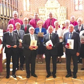Odznaczenie „Zasłużony dla Diecezji Zielonogórsko-Gorzowskiej” zostało ustanowione przez bp. Adama Dyczkowskiego. Kandydatów – świeckich katolików wyróżniających się szczególnie aktywnym zaangażowaniem w życie Kościoła – przedstawiają parafie, dekanaty i instytucje diecezjalne. Osoby uhonorowane diecezjalnym wyróżnieniem otrzymują specjalny dyplom oraz odznaczenie w formie krzyża.