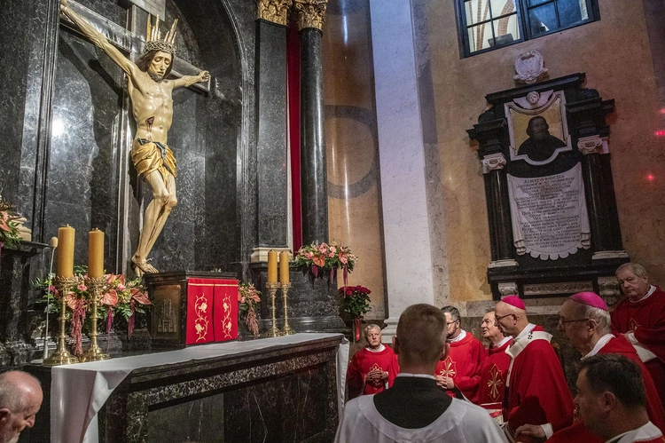 Jako dzieło sztuki jest cudem artystycznym. Jego istnienie w mieście skazanym na nieistnienie jest cudem historycznym, a adoracja wśród mieszkańców stolicy przez ostatnie 500 lat – cudem teologicznym. Na zakończenie liturgii proszono Jezusa, by nadal prowadził ku sobie stolicę, rodziny i Polskę. 