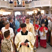 „Uczyń nas dzisiaj ludźmi modlitwy, zdolnymi do szacunku dla ludzkich nieszczęść, karmionymi Eucharystią, którą składasz w nasze ręce, i Ewangelią, którą powierzasz naszym ustom. Niech w naszych sercach płonie ogień czułości i misji” – to fragment modlitwy jubileuszowej.