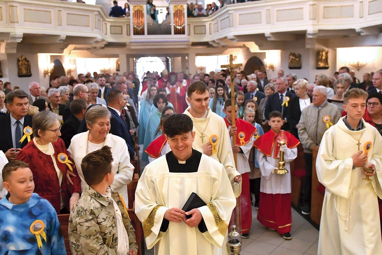 „Uczyń nas dzisiaj ludźmi modlitwy, zdolnymi do szacunku dla ludzkich nieszczęść, karmionymi Eucharystią, którą składasz w nasze ręce, i Ewangelią, którą powierzasz naszym ustom. Niech w naszych sercach płonie ogień czułości i misji” – to fragment modlitwy jubileuszowej.