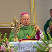 Relikwie św. Carla Acutisa na ołtarzu w ostrobramskim sanktuarium maryjnym.