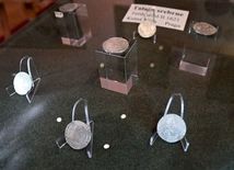 Siedem srebrnych talarów czeskich.