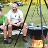 Wkrótce następne wyjazdy. 20 września odbędzie się piesza pielgrzymka z Bieżyc i Górzyna do Gębic. Stowarzyszenie zaprasza także ojców i dzieci 27 września na wydarzenie „Eureka, już  wiem, jak to pływa” w Nowej Soli, a także od 17 do 19 października na ostatni w tym roku obóz pod hasłem: „Ranczo Grapa Rykowisko” niedaleko Złotoryi. Więcej: ojcostwopowolaniem.pl. Na zdjęciu: Radek Michalski z synem Frankiem.