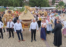 Delegacje z wieńcami żniwnymi i darami ofiarnymi. 