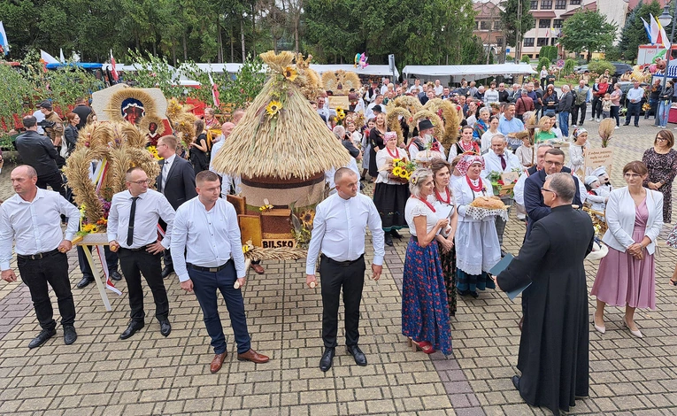 Delegacje z wieńcami żniwnymi i darami ofiarnymi. 