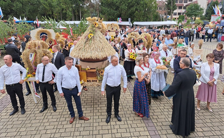 Delegacje z wieńcami żniwnymi i darami ofiarnymi. 