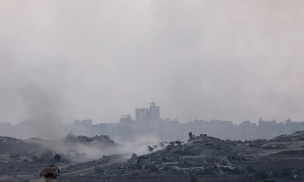 Dymy i kurz nad miastem Gaza