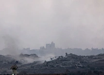 Dymy i kurz nad miastem Gaza
