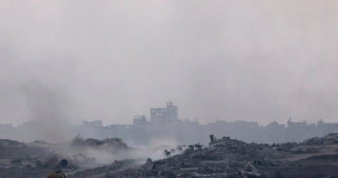Dymy i kurz nad miastem Gaza