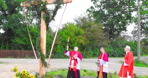 Żytowo. Poświęcenie przydrożnego krzyża