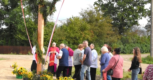 Mieszkańcy postawili krzyż