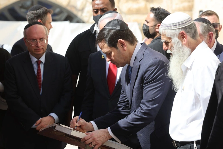 Wcześniej Mark Rubio - tu pod Ścianą Płaczu - rozmawiał z premierem Izraela