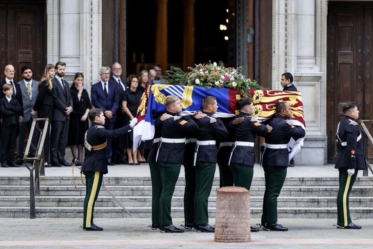 Dziś miał miejsce pierwszy w czasach nowożytnych katolicki pogrzeb członka brytyjskiej monarchii