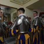 Gwardia Szwajcarska przygotowuje się do przysięgi nowych rekrutów