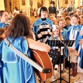 Młodzi parafianie przejmują dziedzictwo siedmiu wieków. 