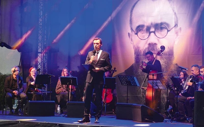 Krzysztof Ziemiec i zespół Południcy na harmęskiej scenie.