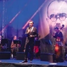 Krzysztof Ziemiec i zespół Południcy na harmęskiej scenie.