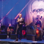 Krzysztof Ziemiec i zespół Południcy na harmęskiej scenie.