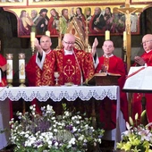 Od lewej księża: Zygmunt Siemianowski, Sławomir Kołata, Marcin Aleksy, Patryk Zaręba i Józef Oleszko.