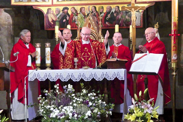 Od lewej księża: Zygmunt Siemianowski, Sławomir Kołata, Marcin Aleksy, Patryk Zaręba i Józef Oleszko.