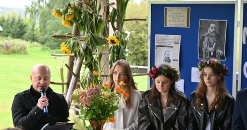 Miętustwo. Narodowe Czytanie w ogrodach plebańskich
