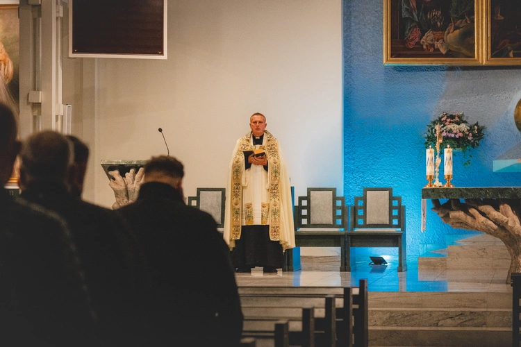 Wieczorne skupienie kapłanów