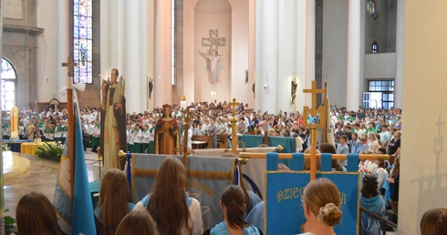 Bp Wodarczyk do młodzieży: Świętość nie zaczyna się od wielkich czynów, ale od małych kroków