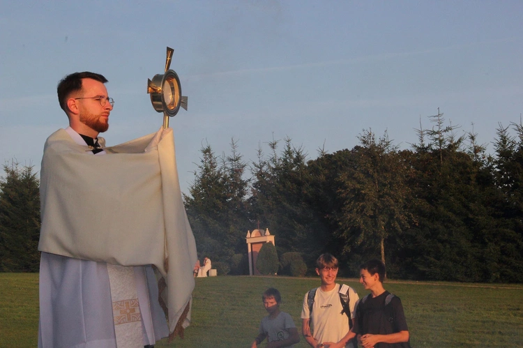 Skrzatusz Młodych - adoracja