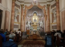 Nocna pielgrzymka młodzieży