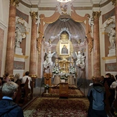 Nocna pielgrzymka młodzieży