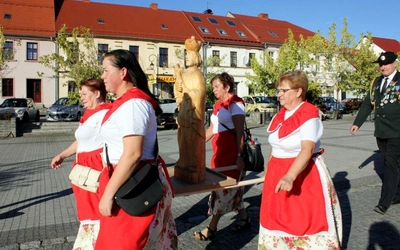 Przemarsz z figurami św. Jana Nepomucena