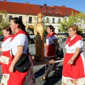 Przemarsz z figurami św. Jana Nepomucena