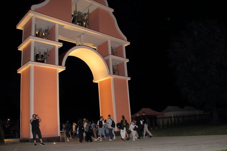 Skrzatusz Młodych - przejście przez bramę