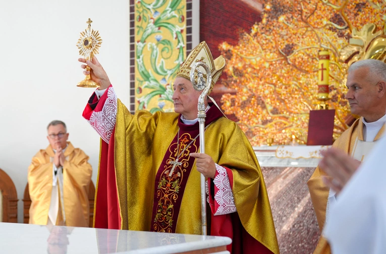 Bp Andrzej Jeż dedykował Bogu na własność kościół w Pogórskiej Woli