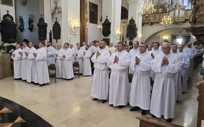 Błogosławieństwo biskupa łowickiego przyjęło 54 mężczyzn w różnym wieku i z różnych parafii.