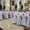 Błogosławieństwo biskupa łowickiego przyjęło 54 mężczyzn w różnym wieku i z różnych parafii.
