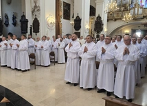 Błogosławieństwo biskupa łowickiego przyjęło 54 mężczyzn w różnym wieku i z różnych parafii.