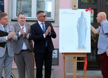 Tablicę informującą o rzeźbie odsłonili (od prawej): prof. Krzysztof Nitsch, Rafał Rajkowski, Łukasz Molenda i Leszek Ruszczyk.