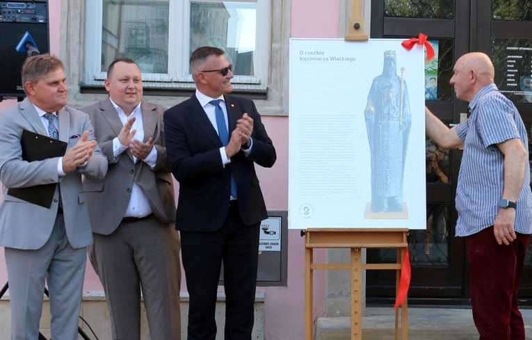 Tablicę informującą o rzeźbie odsłonili (od prawej): prof. Krzysztof Nitsch, Rafał Rajkowski, Łukasz Molenda i Leszek Ruszczyk.