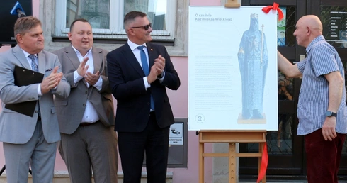 Tablicę informującą o rzeźbie odsłonili (od prawej): prof. Krzysztof Nitsch, Rafał Rajkowski, Łukasz Molenda i Leszek Ruszczyk.