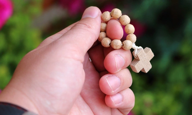 Żołnierze z różańcami, mężczyźni na wzór kobiety. Męskie wspólnoty rosną jak grzyby po deszczu