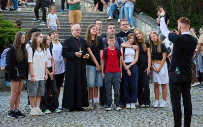 Pamiątkowe zdjęcie młodzieży z Kotliny Kłodzkiej z biskupem.