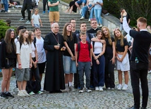 Pamiątkowe zdjęcie młodzieży z Kotliny Kłodzkiej z biskupem.