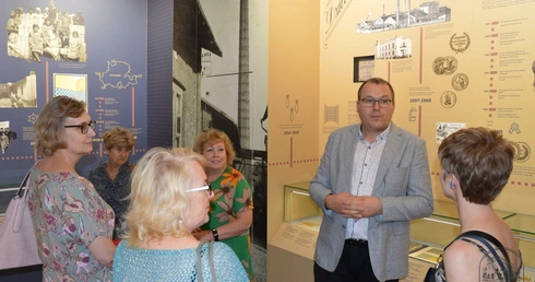 Po wystawie "Opoczyńskie dziedzictwo ceramiczne" oprowadzał Adam Grabowski.