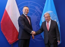 Prezydent RP Karol Nawrocki (L) i sekretarz generalny ONZ Antonio Guterres (P) 