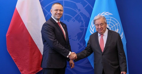 Prezydent RP Karol Nawrocki (L) i sekretarz generalny ONZ Antonio Guterres (P) 