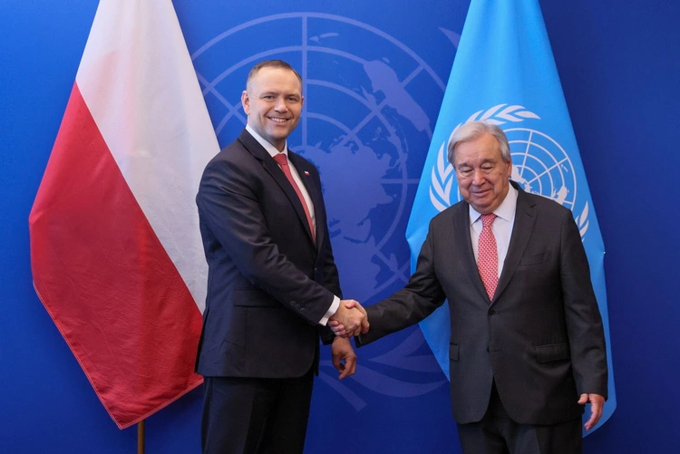 Prezydent RP Karol Nawrocki (L) i sekretarz generalny ONZ Antonio Guterres (P) 